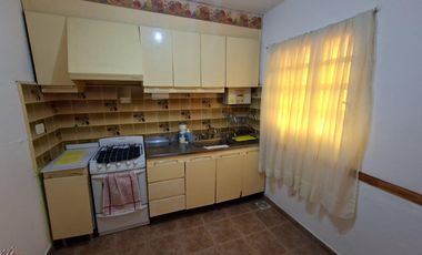 3 DE FEBRERO 900 piso al frente 2 dormitorios. Balcón