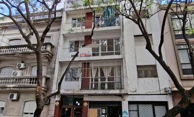 3 DE FEBRERO 900 piso al frente 2 dormitorios. Balcón