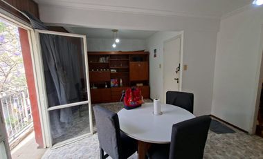 3 DE FEBRERO 900 piso al frente 2 dormitorios. Balcón