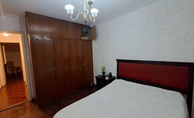 3 DE FEBRERO 900 piso al frente 2 dormitorios. Balcón