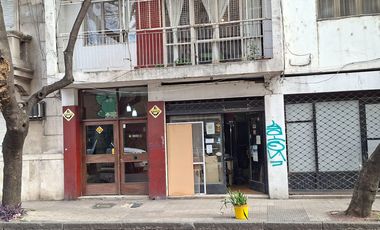 3 DE FEBRERO 900 piso al frente 2 dormitorios. Balcón