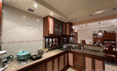 Venta casa 5 ambientes con cochera, quincho y fondo libre con piscina en Villa Domínico