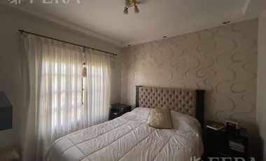 Venta casa 5 ambientes con cochera, quincho y fondo libre con piscina en Villa Domínico