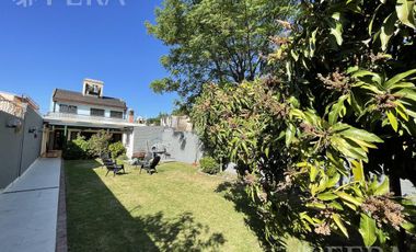 Venta casa 5 ambientes con cochera, quincho y fondo libre con piscina en Villa Domínico