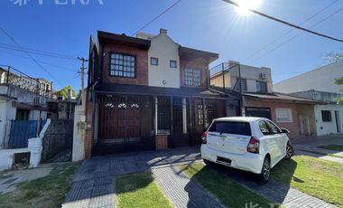 Venta casa 5 ambientes con cochera, quincho y fondo libre con piscina en Villa Domínico