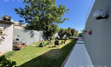 Venta casa 5 ambientes con cochera, quincho y fondo libre con piscina en Villa Domínico