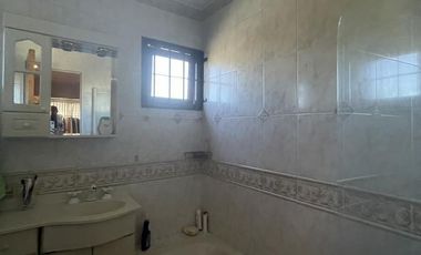 Venta casa 5 ambientes con cochera, quincho y fondo libre con piscina en Villa Domínico