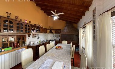 Venta casa 5 ambientes con cochera, quincho y fondo libre con piscina en Villa Domínico