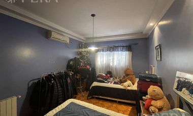 Venta casa 5 ambientes con cochera, quincho y fondo libre con piscina en Villa Domínico