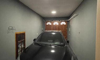 Venta casa 5 ambientes con cochera, quincho y fondo libre con piscina en Villa Domínico