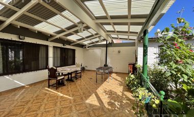 Venta casa 5 ambientes con cochera, quincho y fondo libre con piscina en Villa Domínico