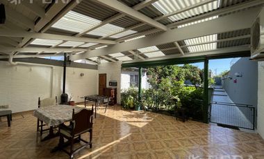 Venta casa 5 ambientes con cochera, quincho y fondo libre con piscina en Villa Domínico