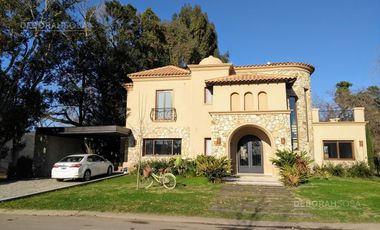 Casa en alquiler Barrio San Matias Piscina 3 dormitorios playroom Ingenieros ingenieros maschwitz