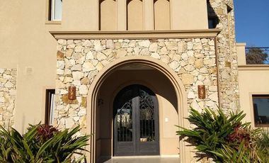 Casa en alquiler Barrio San Matias Piscina 3 dormitorios playroom Ingenieros ingenieros maschwitz