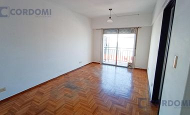 Venta Departamento de 2 ambientes  con Balcón sobre Av. 25 de Mayo