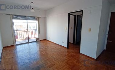 Venta Departamento de 2 ambientes  con Balcón sobre Av. 25 de Mayo