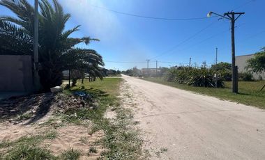 Casa en  venta a estrenar - estado al 80% - A 150mts de la playa