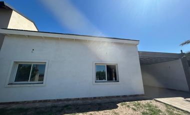 Casa en  venta a estrenar - estado al 80% - A 150mts de la playa