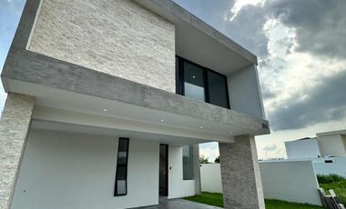 CASA EN VENTA MERIDA, TEMOZON NORTE, PRIVADA SOLUNA, CEDRO, ENTREGA INMEDIATA.