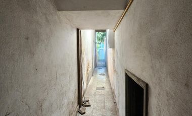 Venta de casa con local y cochera en Wilde