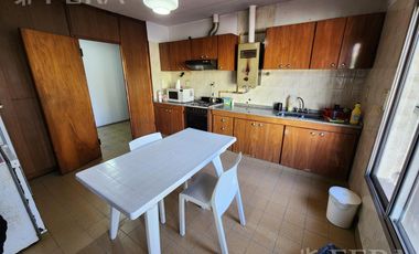 Venta de casa con local y cochera en Wilde