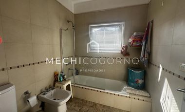 Casa en venta de 4 dormitorios a la laguna en San Isidro Labrador, Villa Nueva