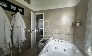 Casa en venta de 4 dormitorios a la laguna en San Isidro Labrador, Villa Nueva