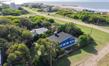 Casa en  venta a metros del mar y av. princial Mar Chiquita - Lote 745m2