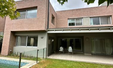 Casa en housing, alquiler, tres dormitorios, pileta, Cerro