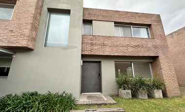 Casa en housing, alquiler, tres dormitorios, pileta, Cerro