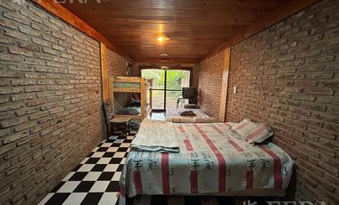 Venta de casa quinta con quincho y piscina en Ezpeleta