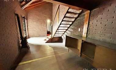 Venta de casa quinta con quincho y piscina en Ezpeleta