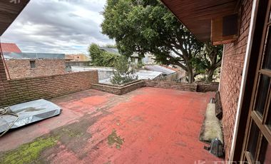 Venta de casa quinta con quincho y piscina en Ezpeleta