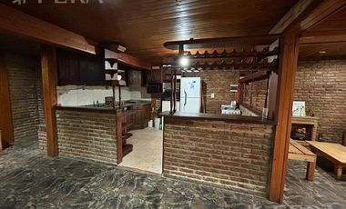 Venta de casa quinta con quincho y piscina en Ezpeleta