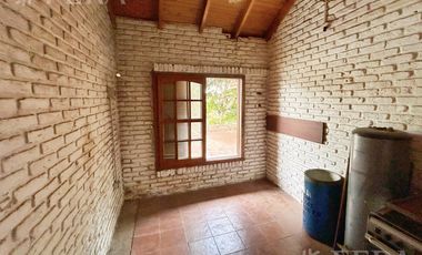 Venta de casa quinta con quincho y piscina en Ezpeleta