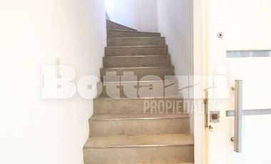 Moderno  PH 4 Ambientes con patio y terraza –  Excelente ubicación