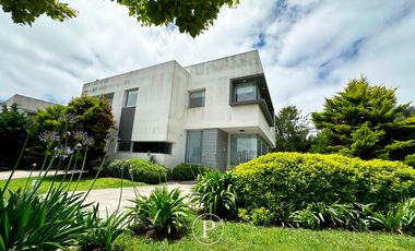 Chalet de estilo en Arenas del Sur