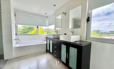 Chalet de estilo en Arenas del Sur