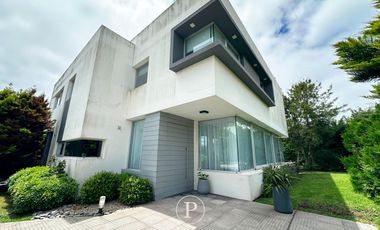 Chalet de estilo en Arenas del Sur