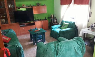 Venta Casa en Lanús Este Ideal 2 familias o subdivisión en 3 PH independientes.