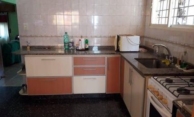 Venta Casa en Lanús Este Ideal 2 familias o subdivisión en 3 PH independientes.