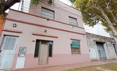 Venta Casa en Lanús Este Ideal 2 familias o subdivisión en 3 PH independientes.