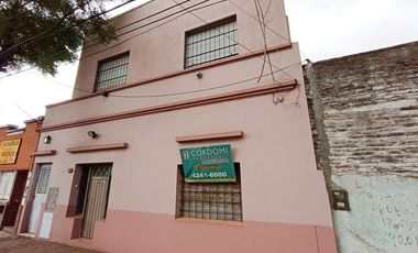 Venta Casa en Lanús Este Ideal 2 familias o subdivisión en 3 PH independientes.