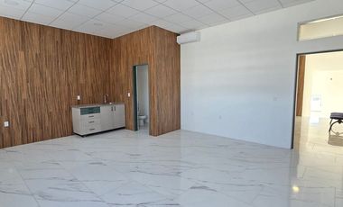 Se rentan consultorios y local grande en centro médico sobre av. Tlacote