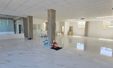 Se rentan consultorios y local grande en centro médico sobre av. Tlacote