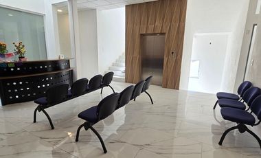 Se rentan consultorios y local grande en centro médico sobre av. Tlacote