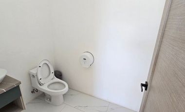 Se rentan consultorios y local grande en centro médico sobre av. Tlacote