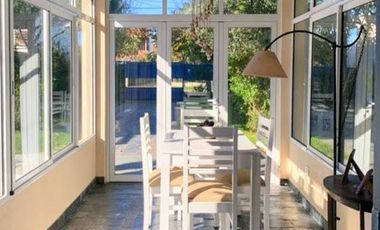 Casa en venta en Miramar: 3 dormitorios en 2 plantas. Acepta permuta por inmueble en la zona.