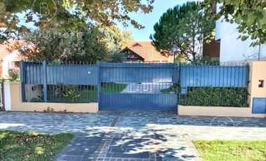 Casa en venta en Miramar: 3 dormitorios en 2 plantas. Acepta permuta por inmueble en la zona.