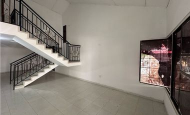 Amplia casa esquinera barrio residencial